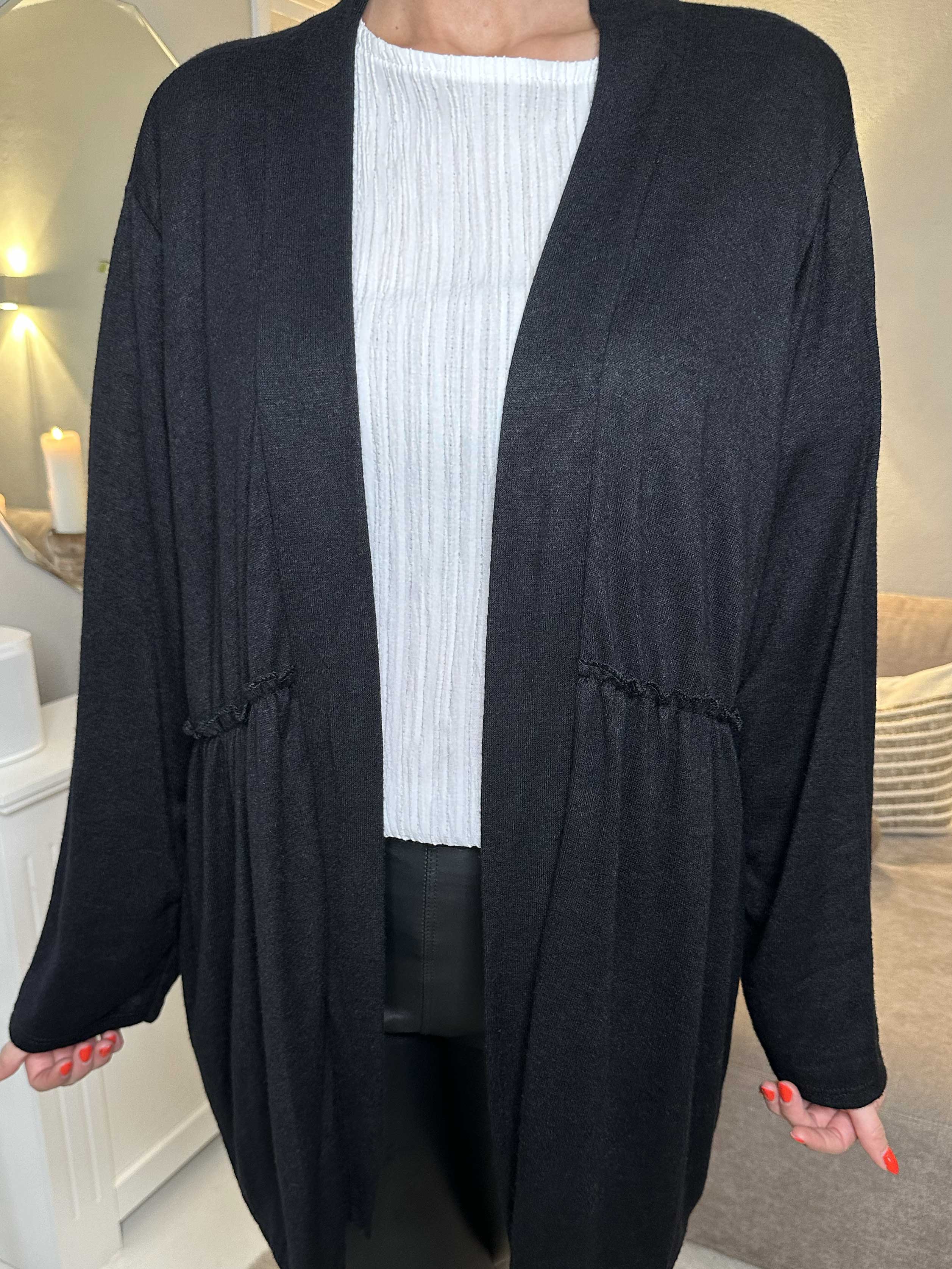 Lilja - Blød cardigan med lille flæsekant